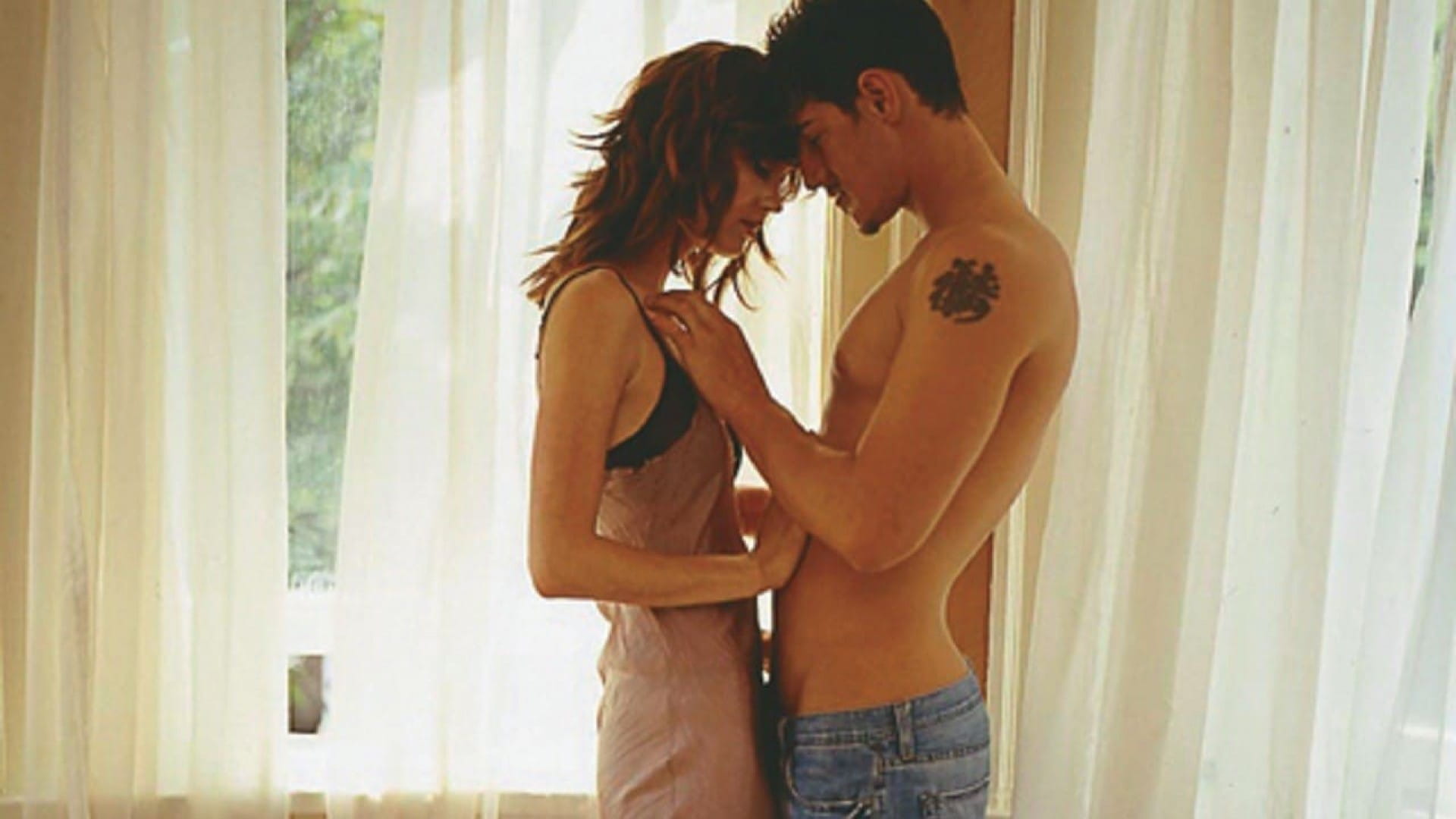 پس زمینه Lie with Me